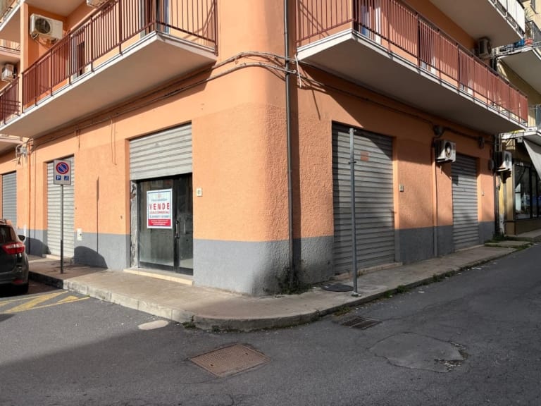 Locale commerciale in vendita ad Amantea in Via Mercato Nuovo