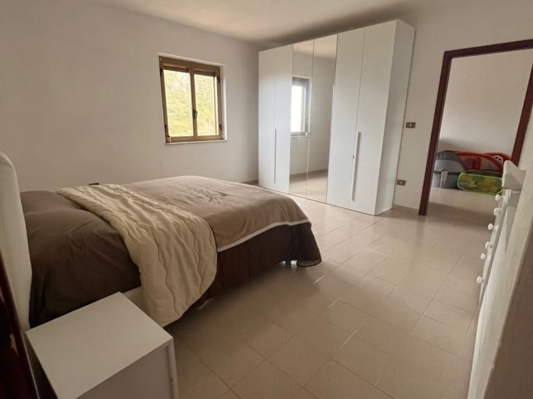 Casa singola in vendita ad Amantea in zona collinare con vista mare, giardino e terreno