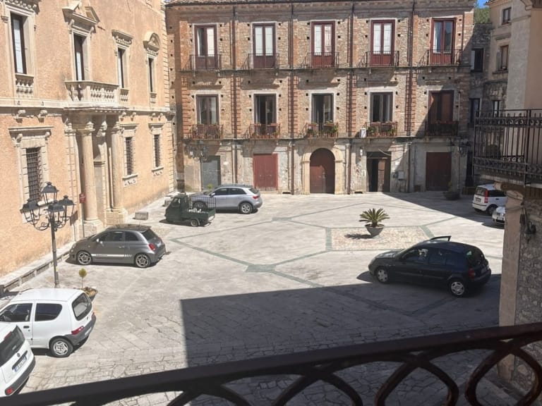 Appartamento in vendita nel centro storico di Aiello Calabro, affaccio su Piazza Plebiscito