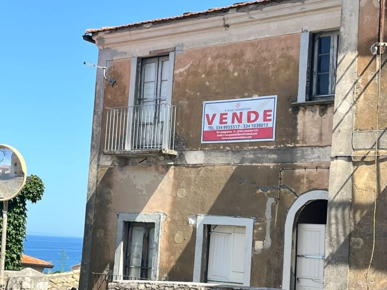 Palazzo storico in vendita ad Amantea centro storico con vista mare e castello
