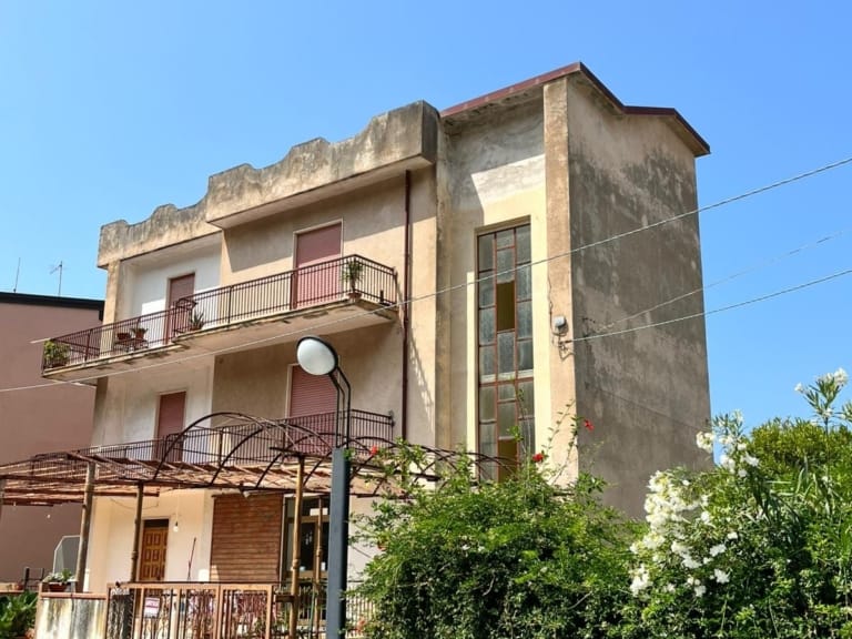 Palazzo in vendita a Coreca con vista mare, terreno e accesso privato alla spiaggia