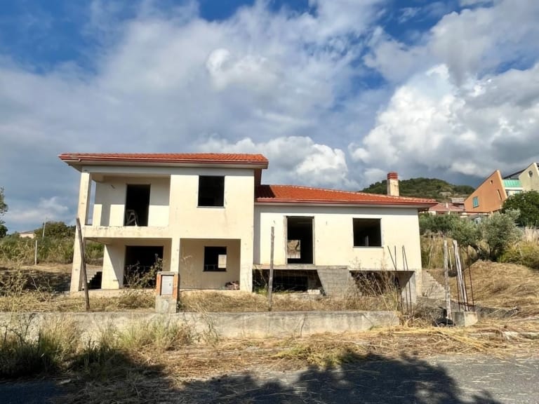 Villa indipendente in costruzione a Belmonte Calabro con terreno e vista mare