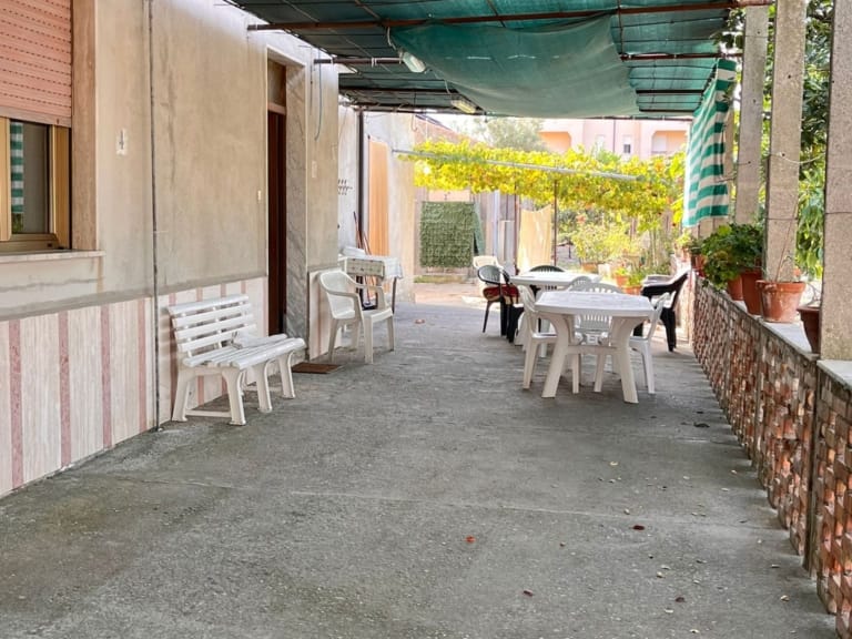 Intero stabile in vendita ad Amantea con 4 appartamenti indipendenti e terreno edificabile