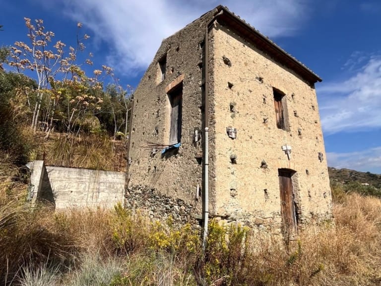 Casa di campagna in vendita a Formiciche con 4.000 mq di terreno e vista panoramica