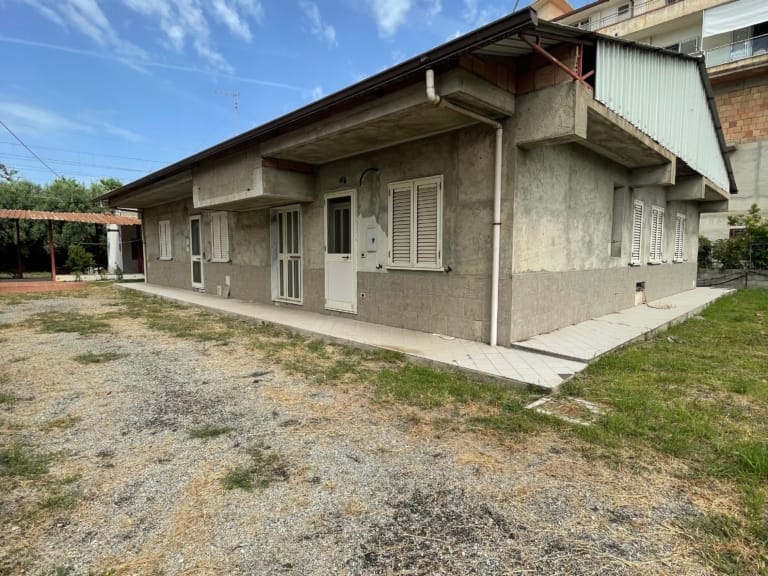 Casa indipendente in vendita a Le Mandrelle con 4 appartamenti e terreno edificabile