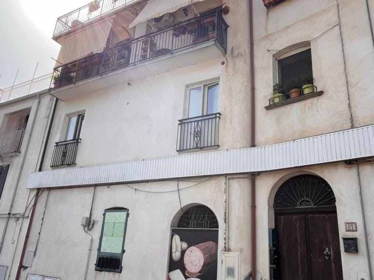 Appartamento in vendita a Lago, Corso Cesare Battisti, con terrazzo e fascino storico