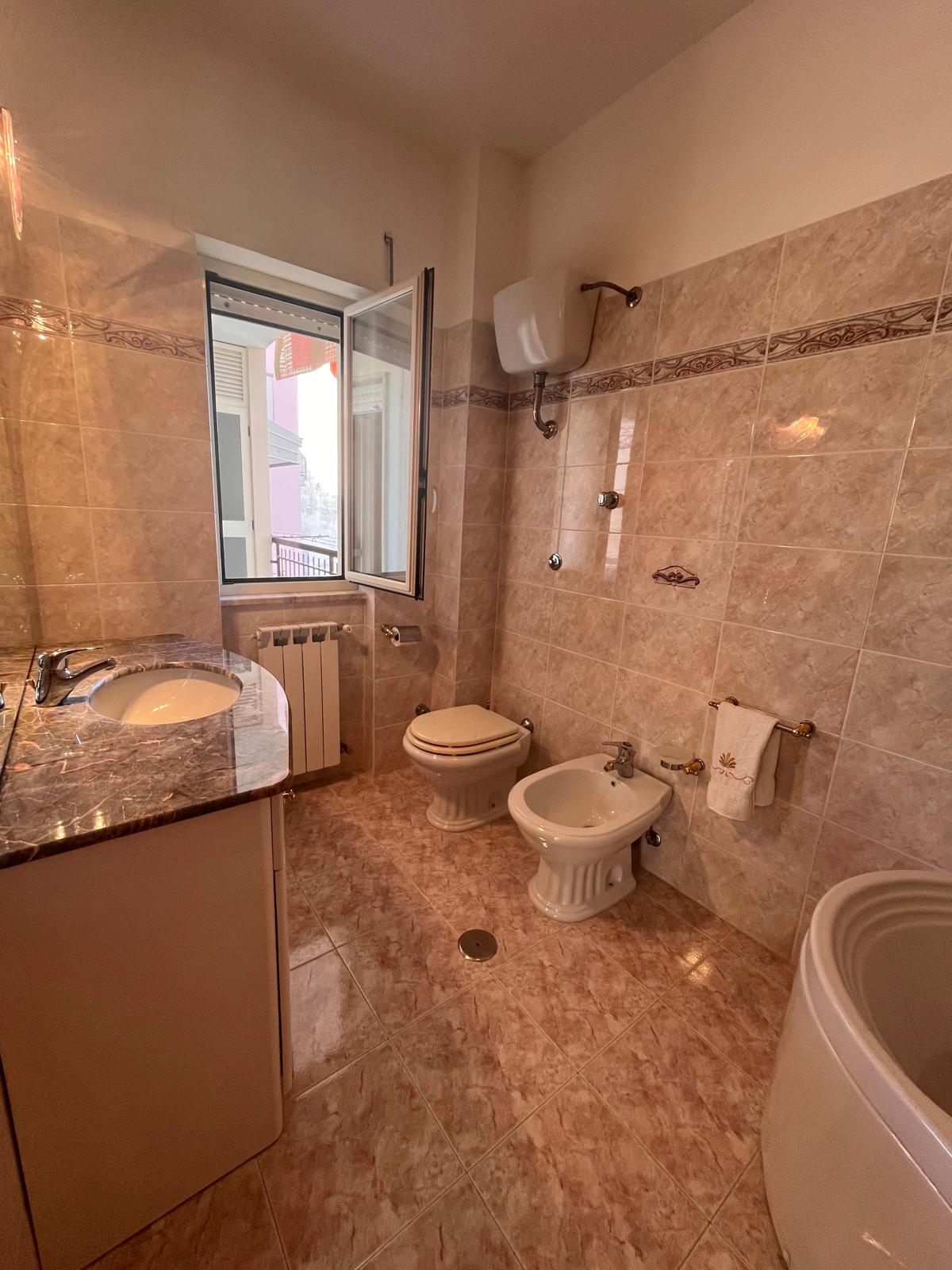 WhatsApp Image 2026-08-31 at 11.02.14 (1) Appartamento in vendita ad Amantea centro con 2 garage e terrazzi