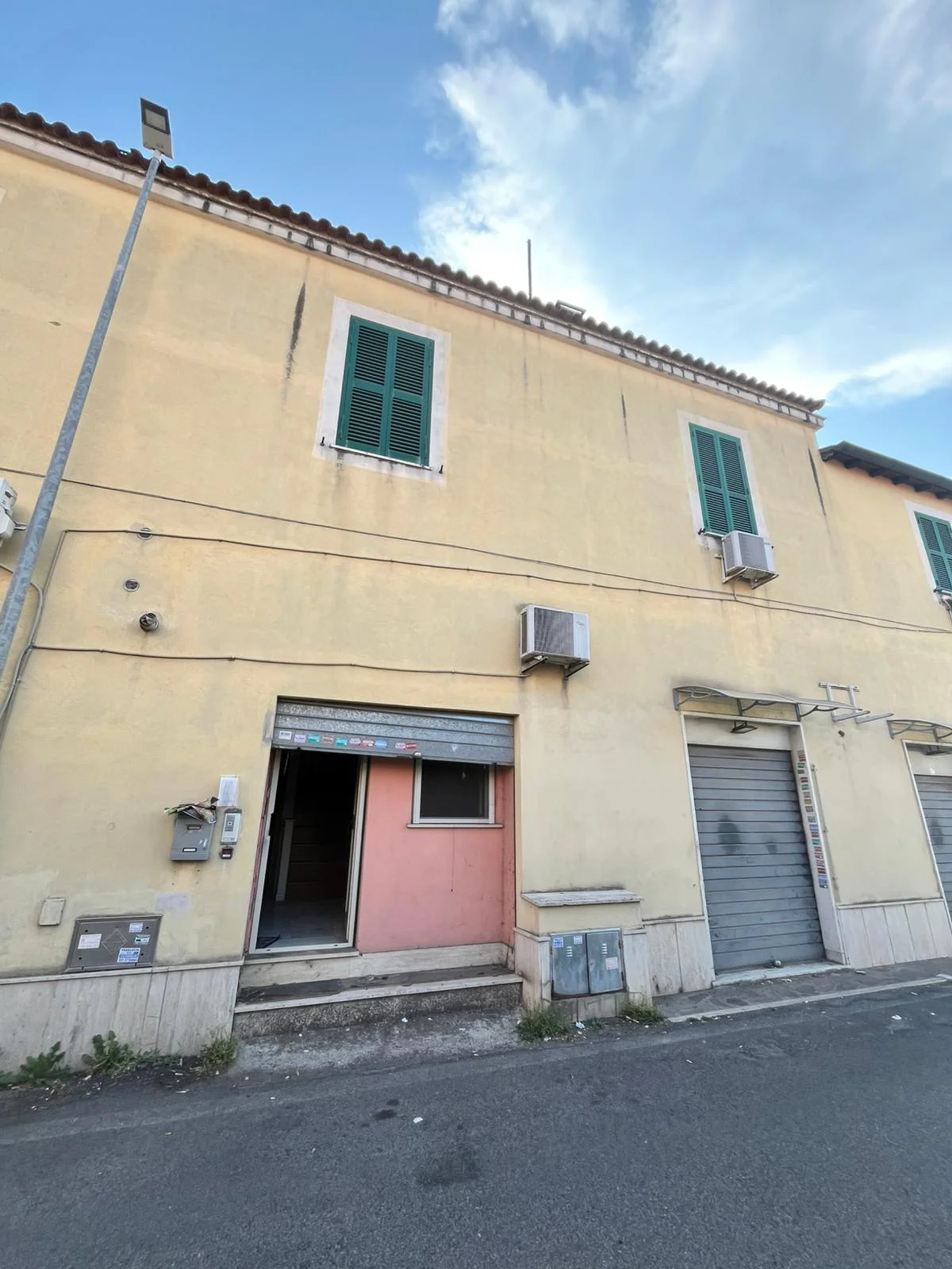 Appartamento bilivello in vendita a Roma con ingresso indipendente – Via Alenda 31