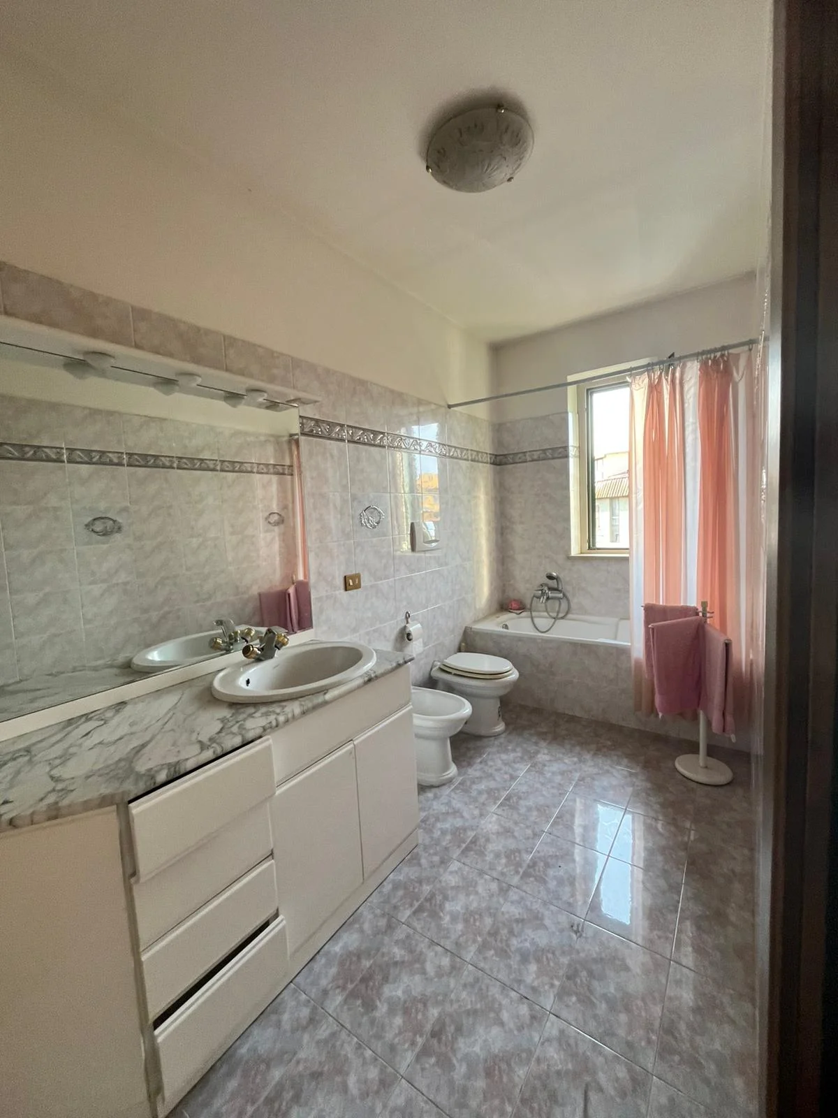 Appartamento bilivello in vendita a Roma con ingresso indipendente – Via Alenda 31