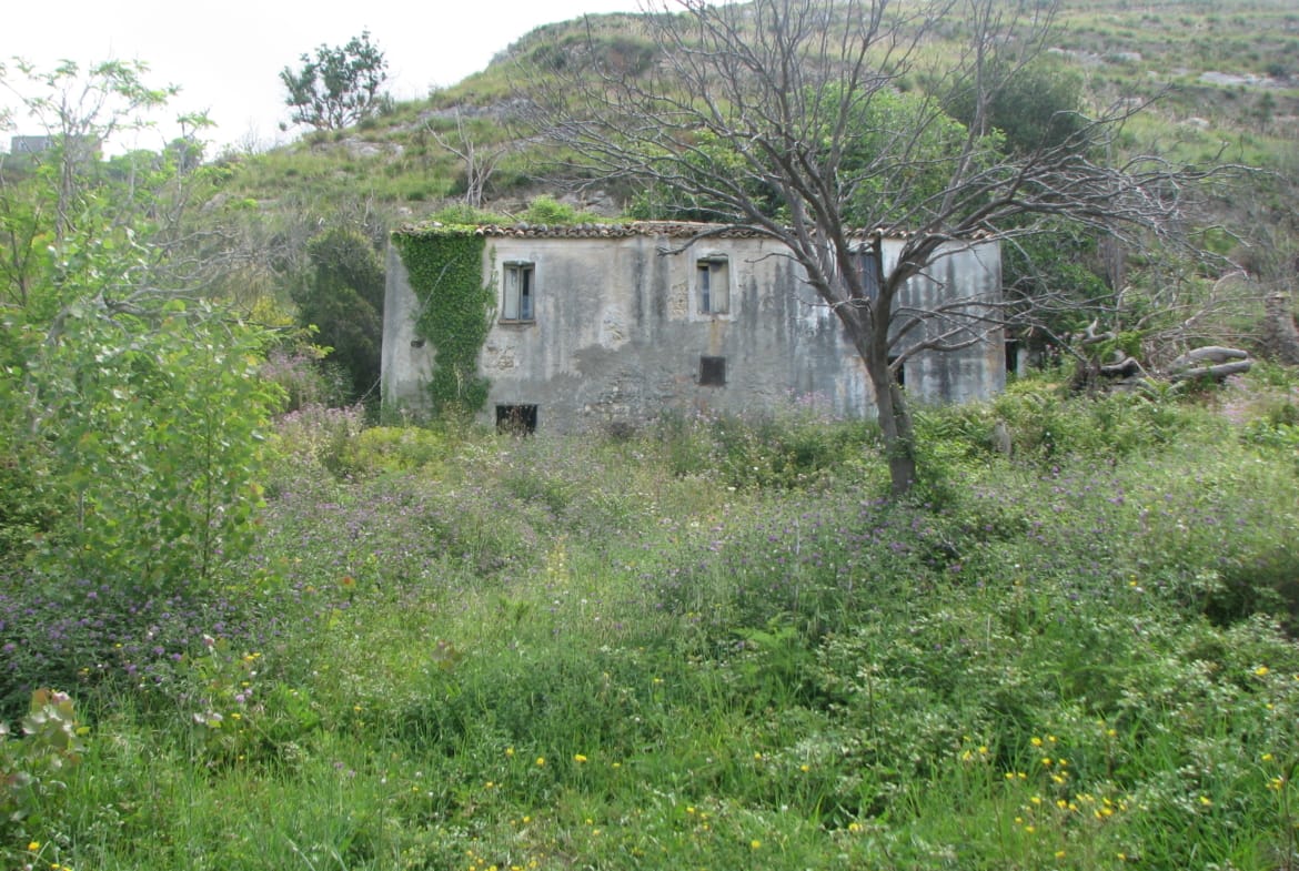 Rustico con 12.800 mq di terreno e vista mare in vendita ad Amantea