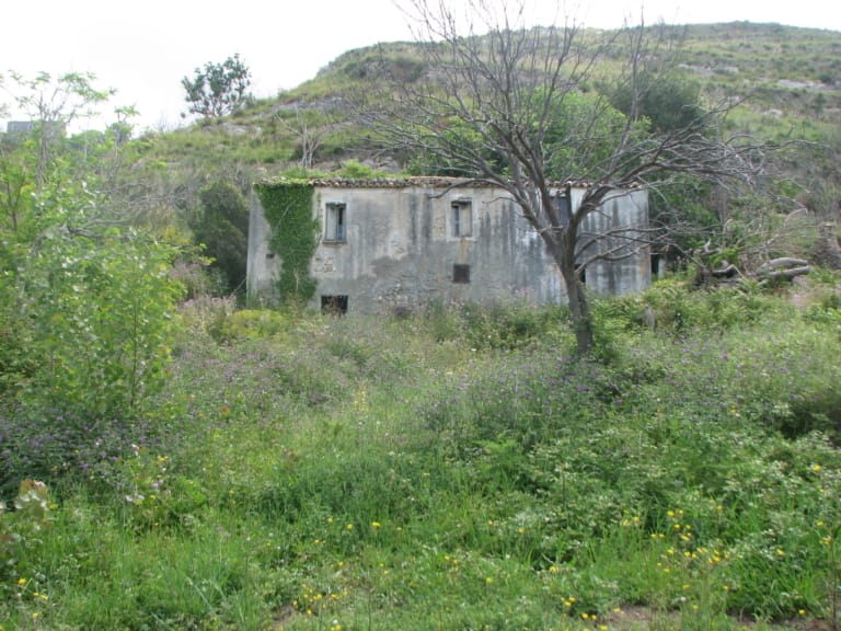 Rustico con 12.800 mq di terreno e vista mare in vendita ad Amantea