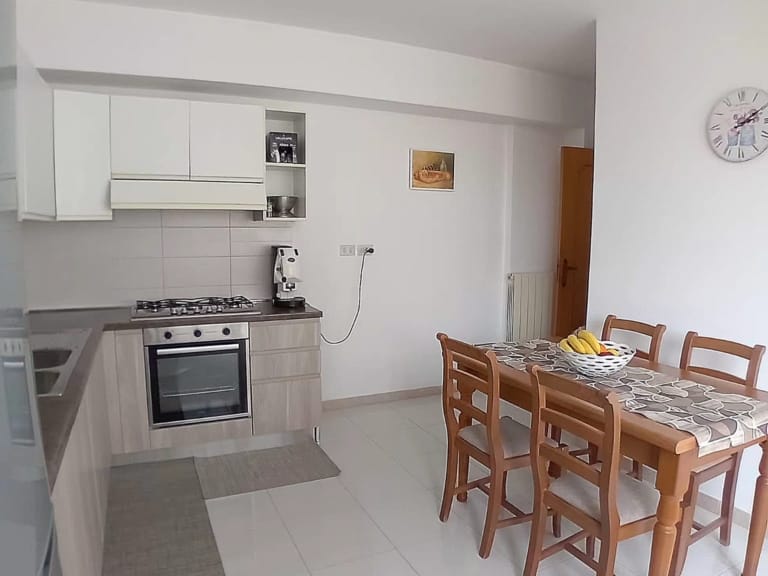 Appartamento in vendita ad Amantea con 3 camere, terrazzo e garage