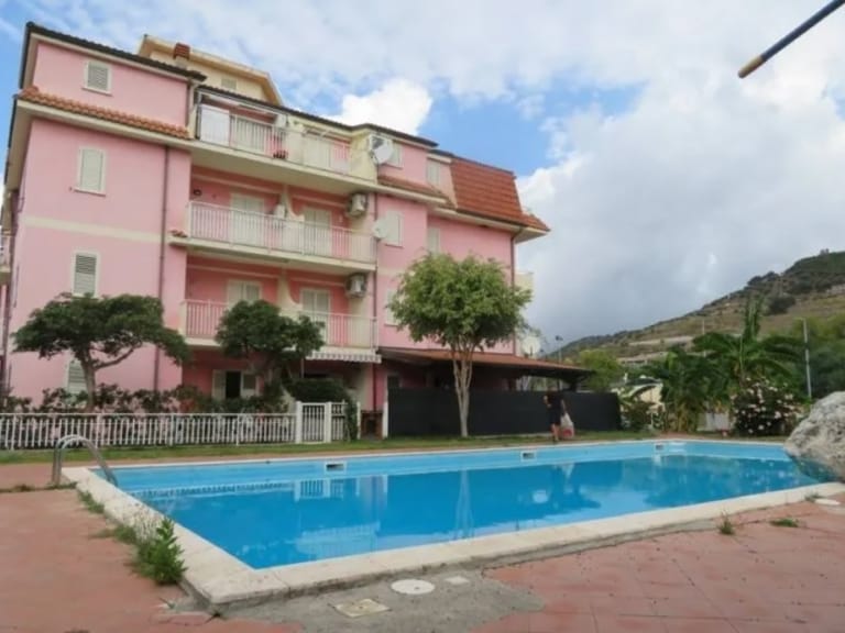 Bilocale arredato con piscina e terrazzo a Nocera Terinese