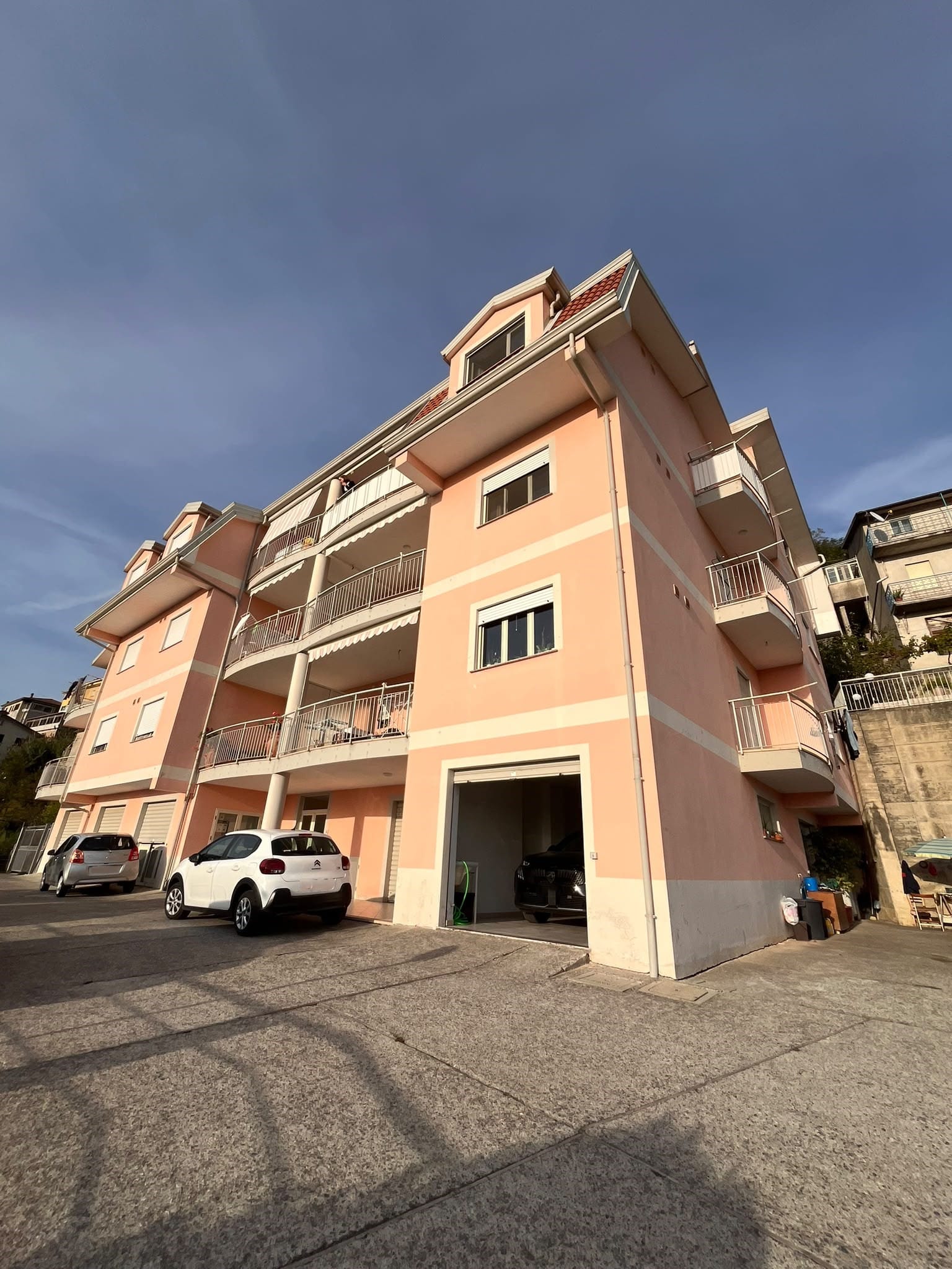 WhatsApp Image 2026-10-20 at 17.33.23 Appartamento in vendita a Lago con vista mare e garage incluso – €120.000