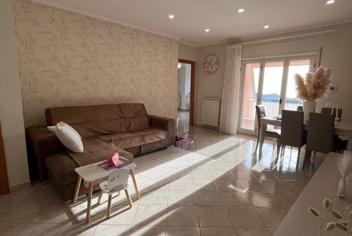 Appartamento in vendita a Lago con vista mare e garage incluso – €120.000