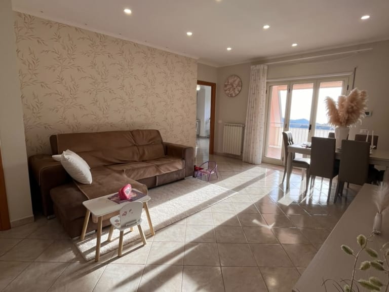 Appartamento in vendita a Lago con vista mare e garage incluso – €120.000